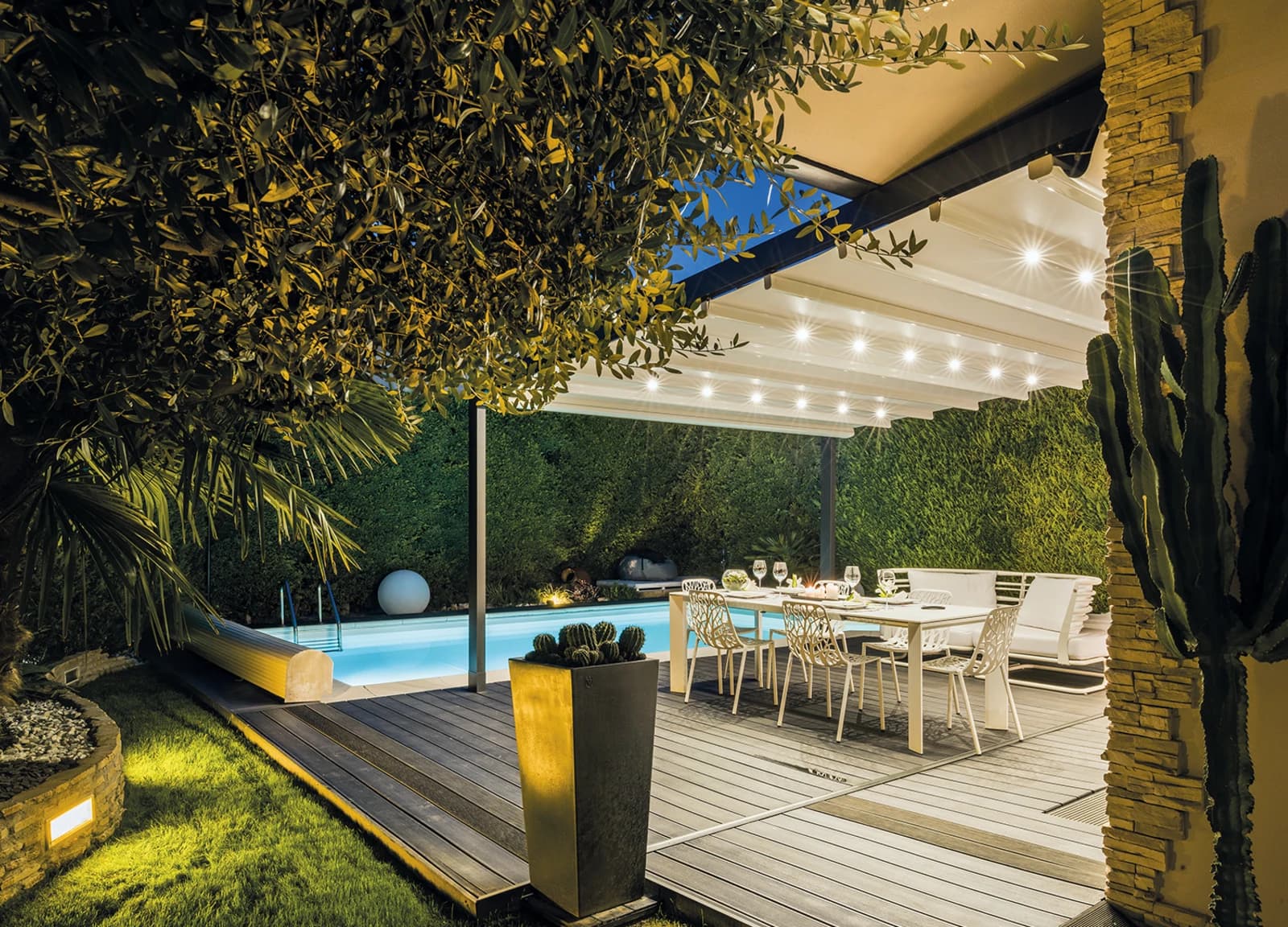 Retractable awning for outdoor shade